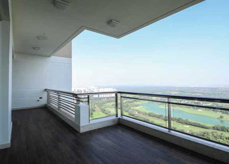 spacious deck/balcony facing golf links